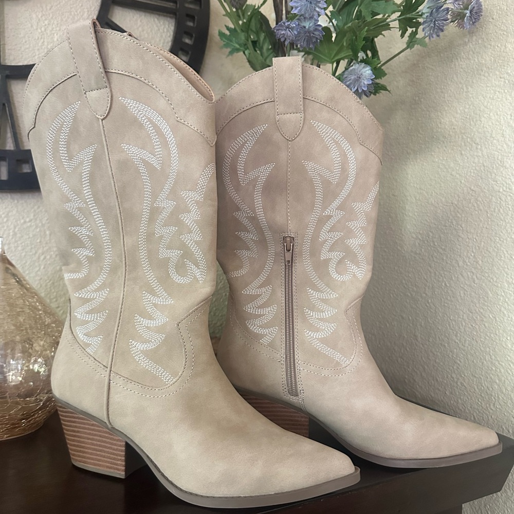 New! Indigo Beige Heeled Western Boots - Picture 4 of 6